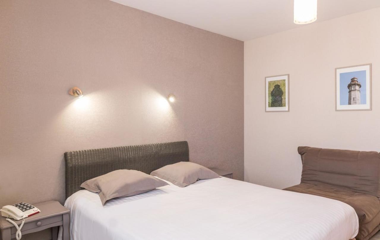 Hotel De La Gare Thouars Bagian luar foto