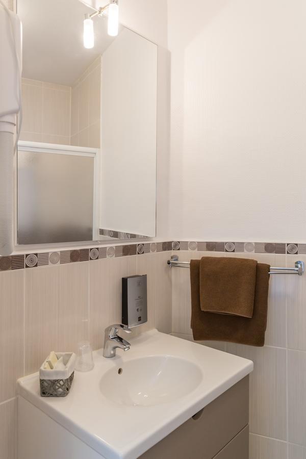 Hotel De La Gare Thouars Bagian luar foto