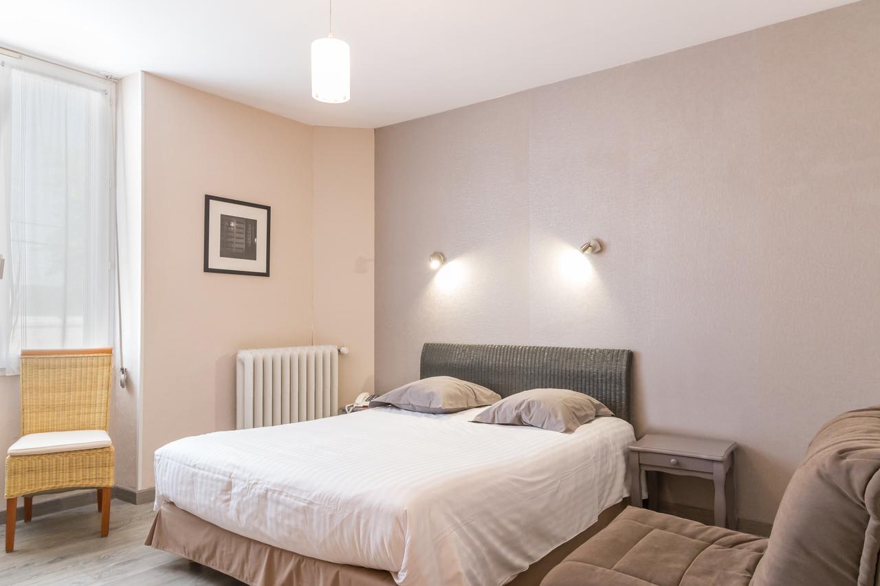 Hotel De La Gare Thouars Bagian luar foto