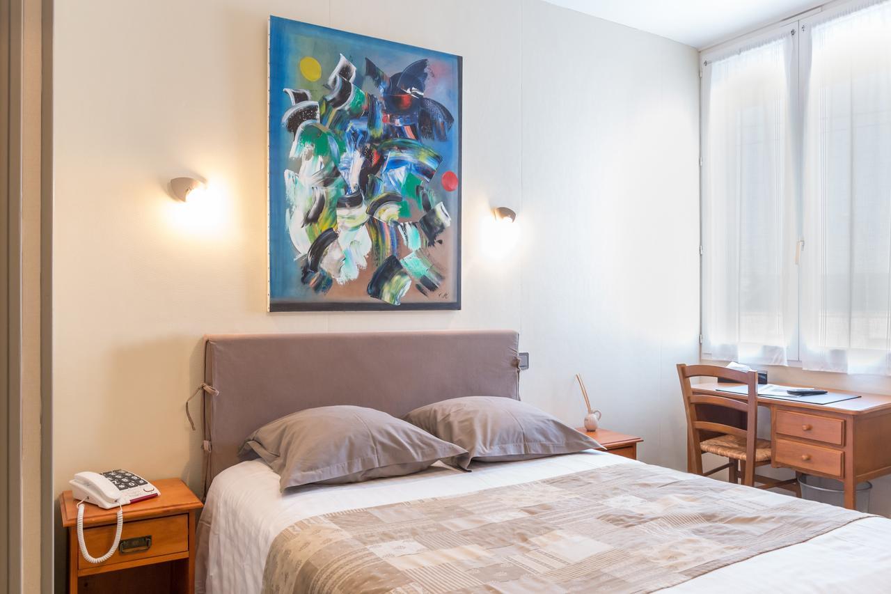 Hotel De La Gare Thouars Bagian luar foto