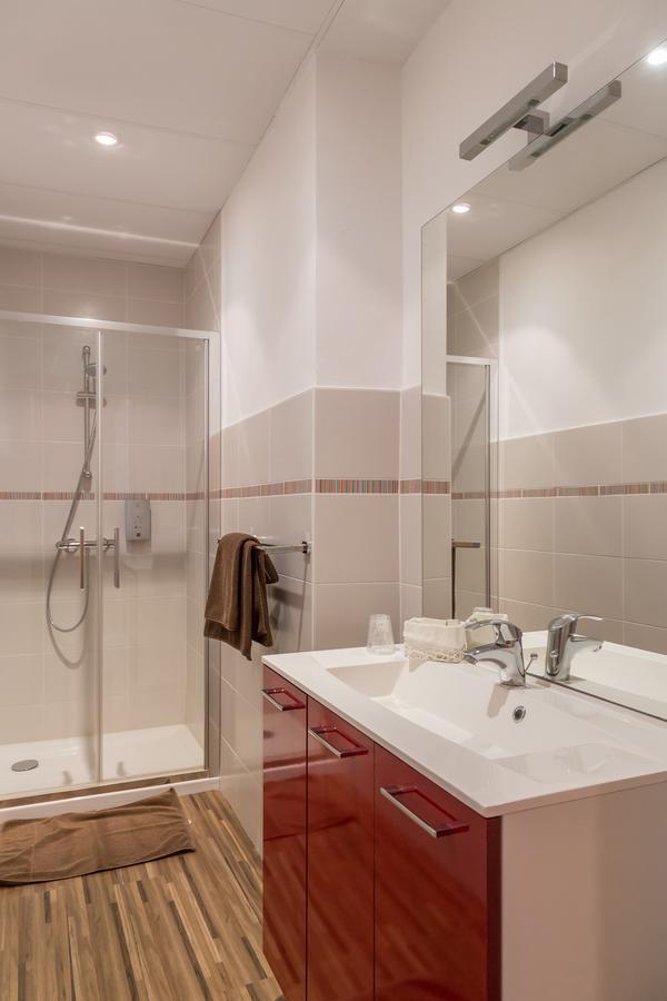 Hotel De La Gare Thouars Bagian luar foto